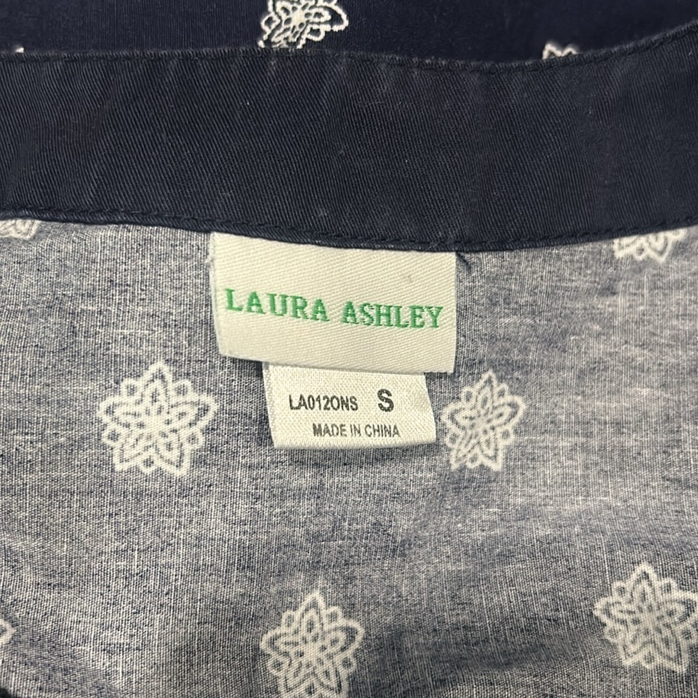 Laura Ashley Women’s Blue‎ w White Print Short Fitted Sleeve Scrub Top Small - Picture 8 of 9